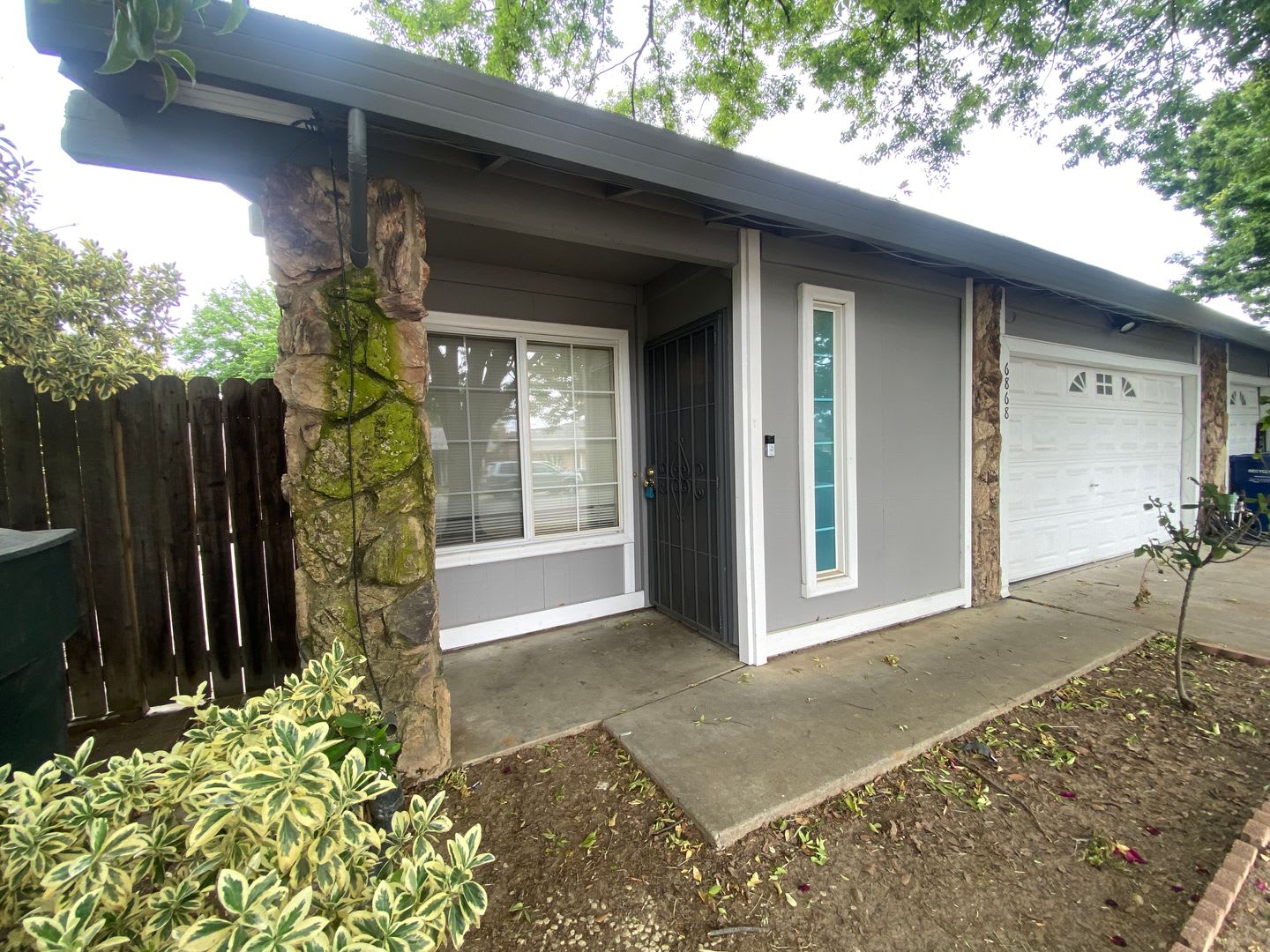 Cute Two Bedroom Deplex! – photo 2