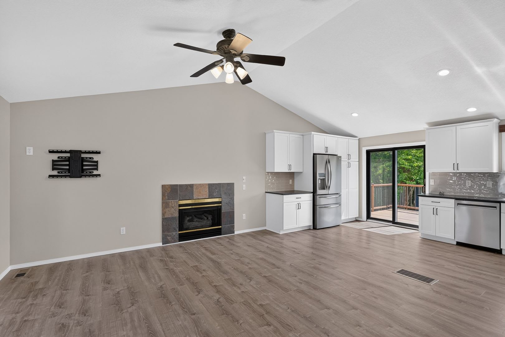 Beautifully Updated 3 Bedroom Tri Level Home In Sherwood – photo 3