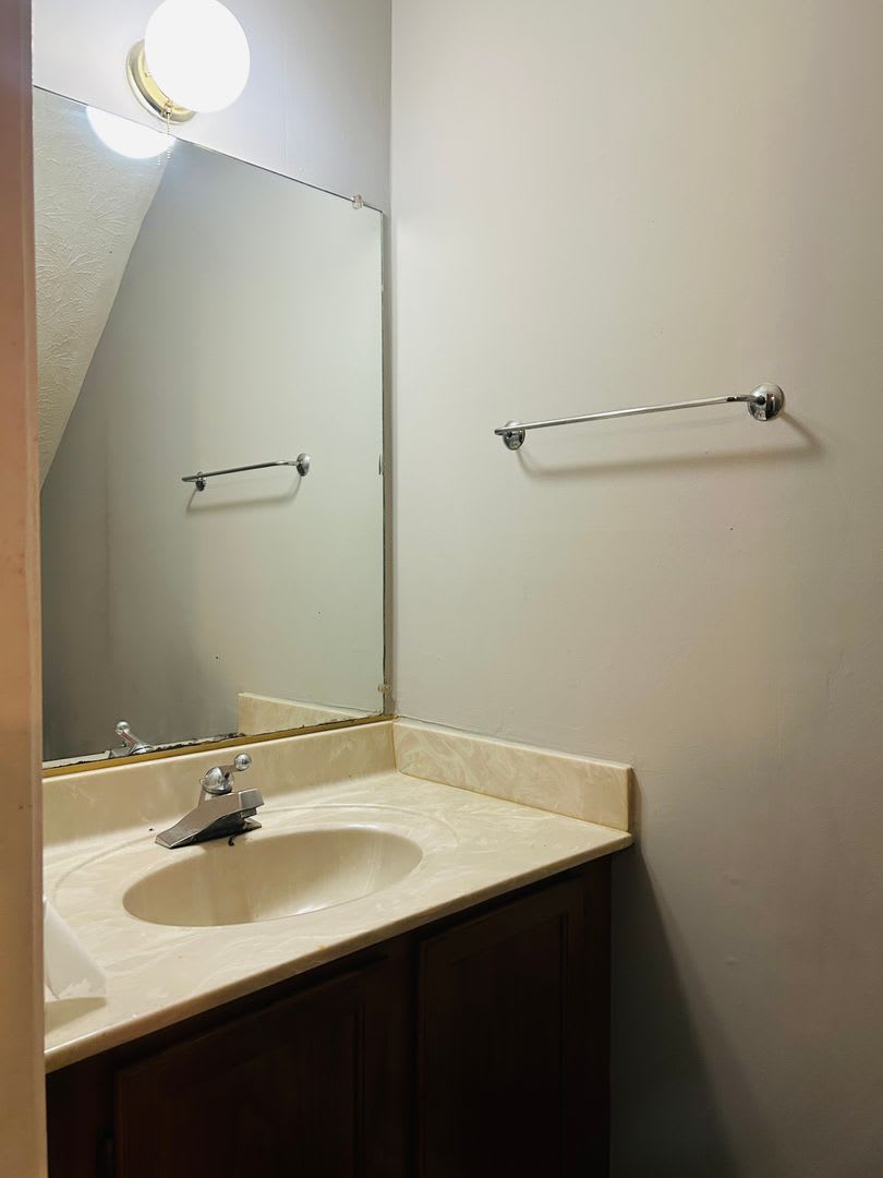 Welcome Home Great Location 2 Bed 1 5 Bath Large Kitchen Parking For 2 Lots Of Privacy W D Hookups Must See – photo 5