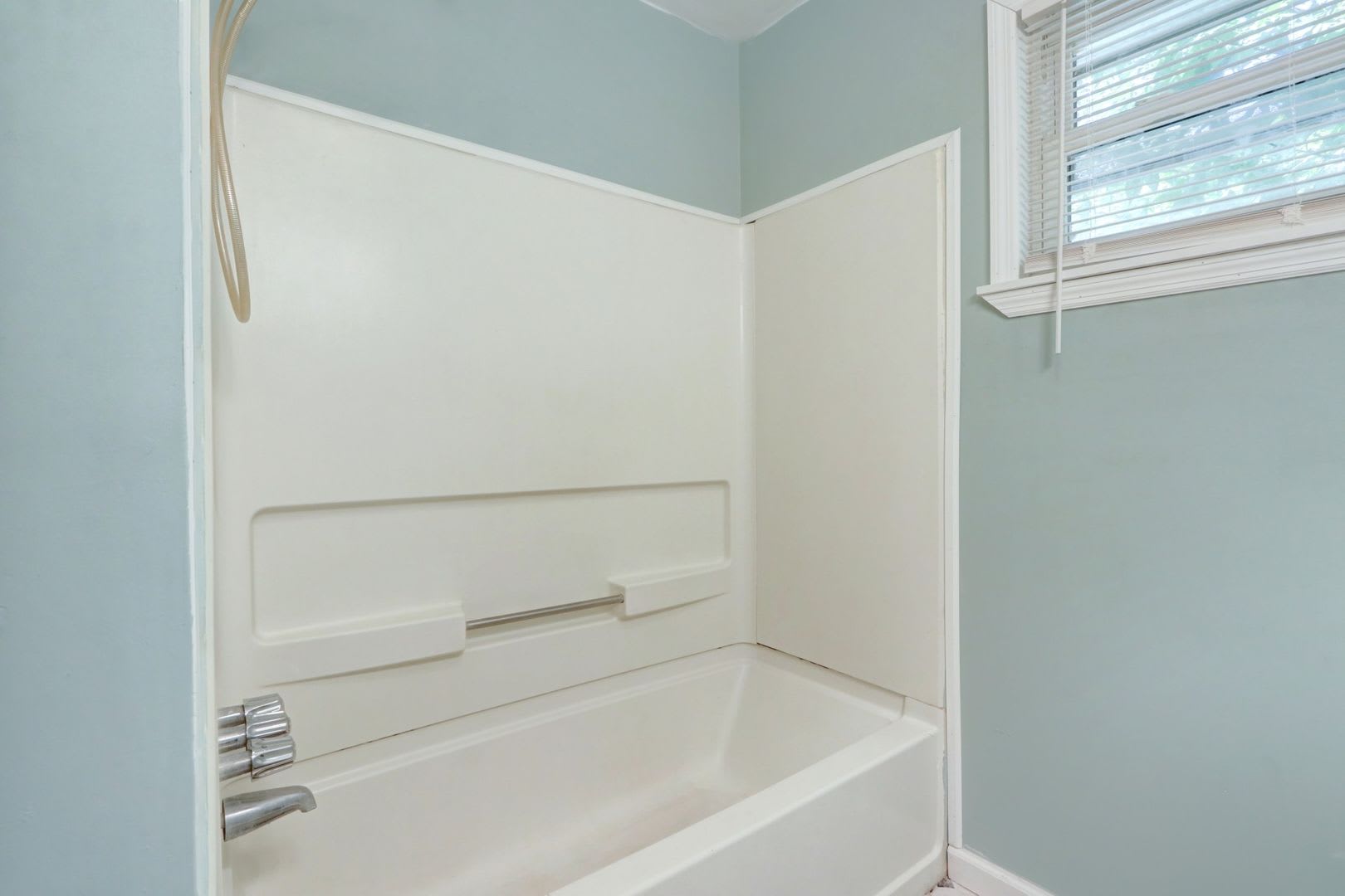 Nice Three Bedroom Single Family – photo 4