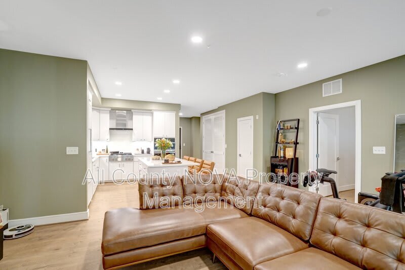 635 Slaters Ln – photo 1