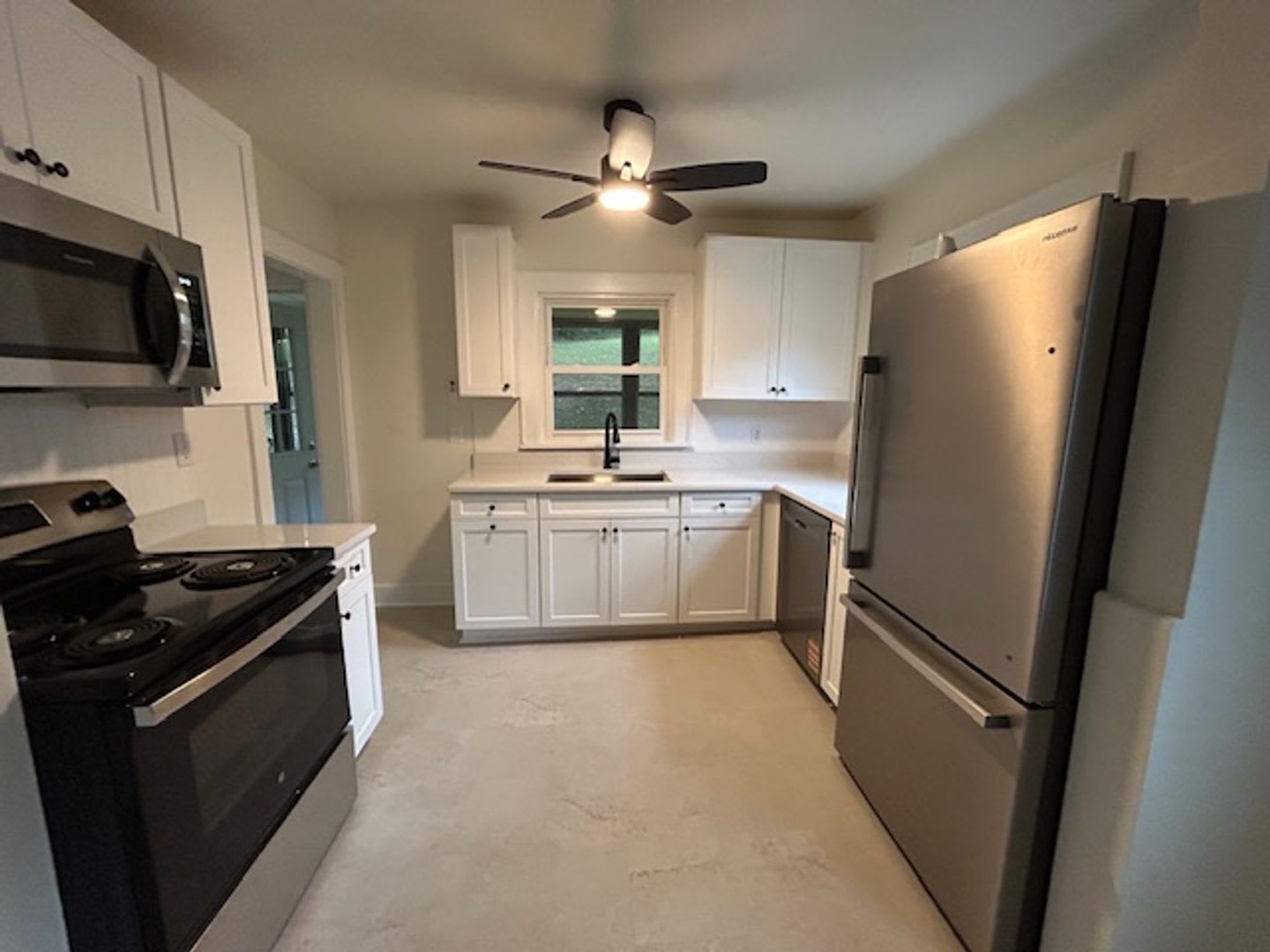 Beautifully Updated 4 Bedroom, 2 Bathroom Home for Rent – Pearisburg, VA – photo 2