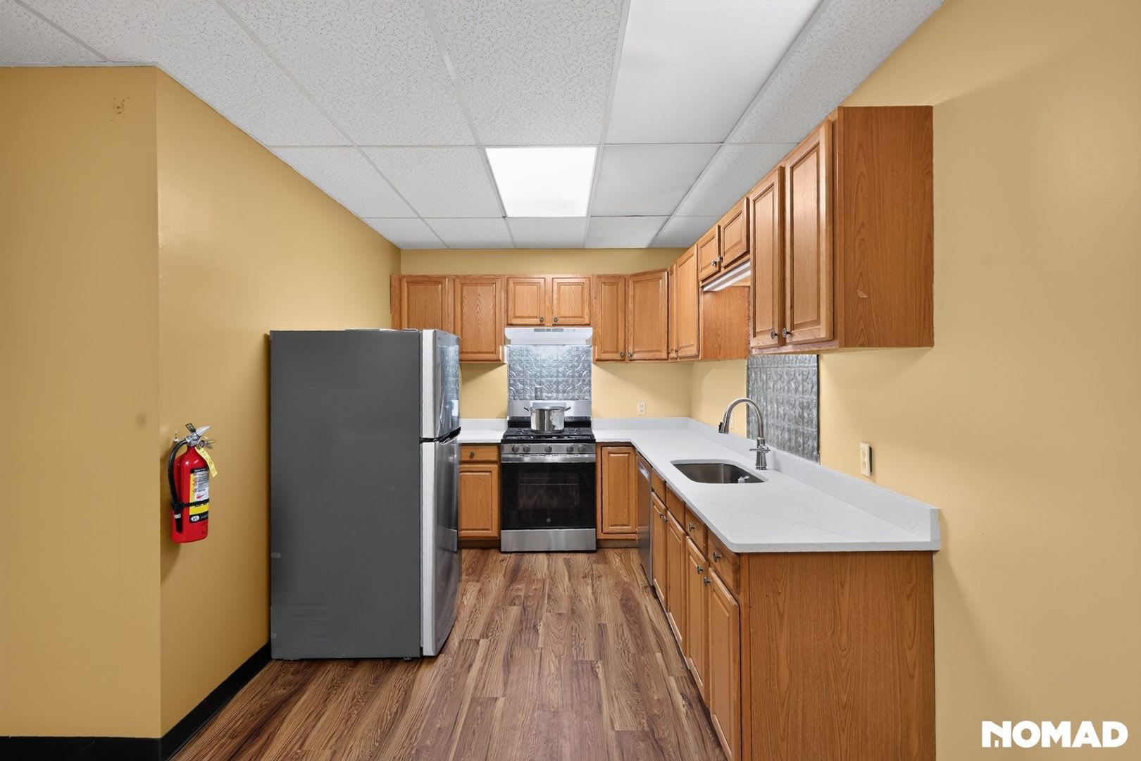 Large updated flat on Pawling Ave Heat + washer dryer Included – photo 2