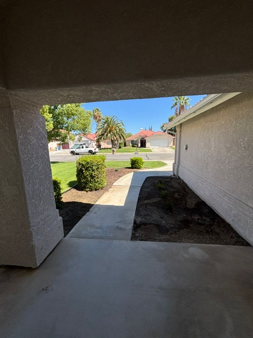 Clean 3 Bedroom / 2 Bathroom home near Stockdale High School, Recently Renovated! – photo 4