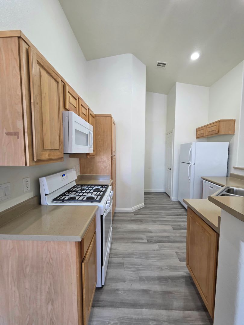 Beautiful 2 Bedroom Townhouse in Arlington Ranch – photo 5