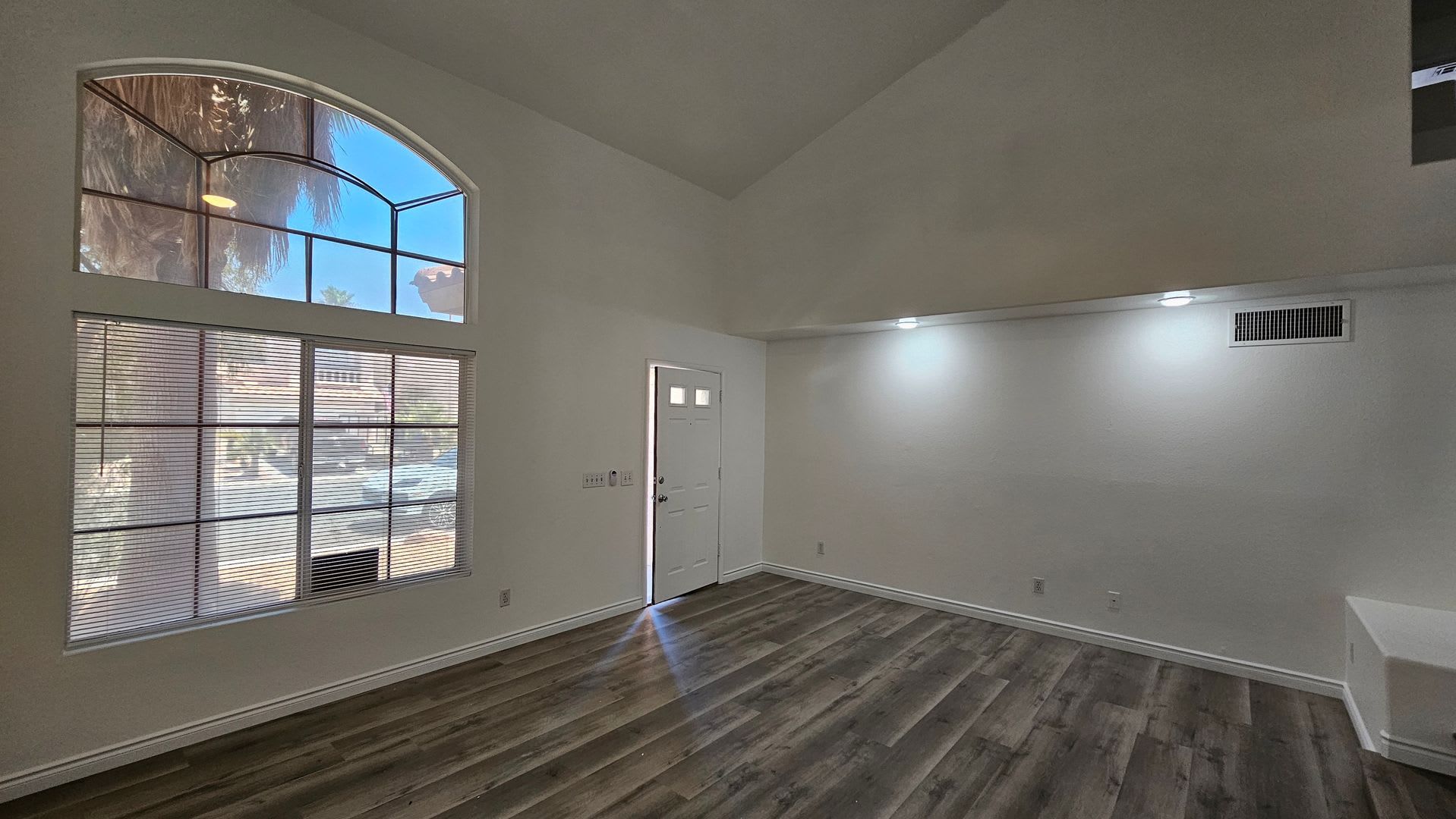 4 Bedrooms near Silverado Ranch! – photo 2