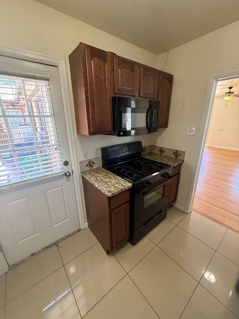 Updated 1 bedroom 1 bath in Mayfair – photo 3