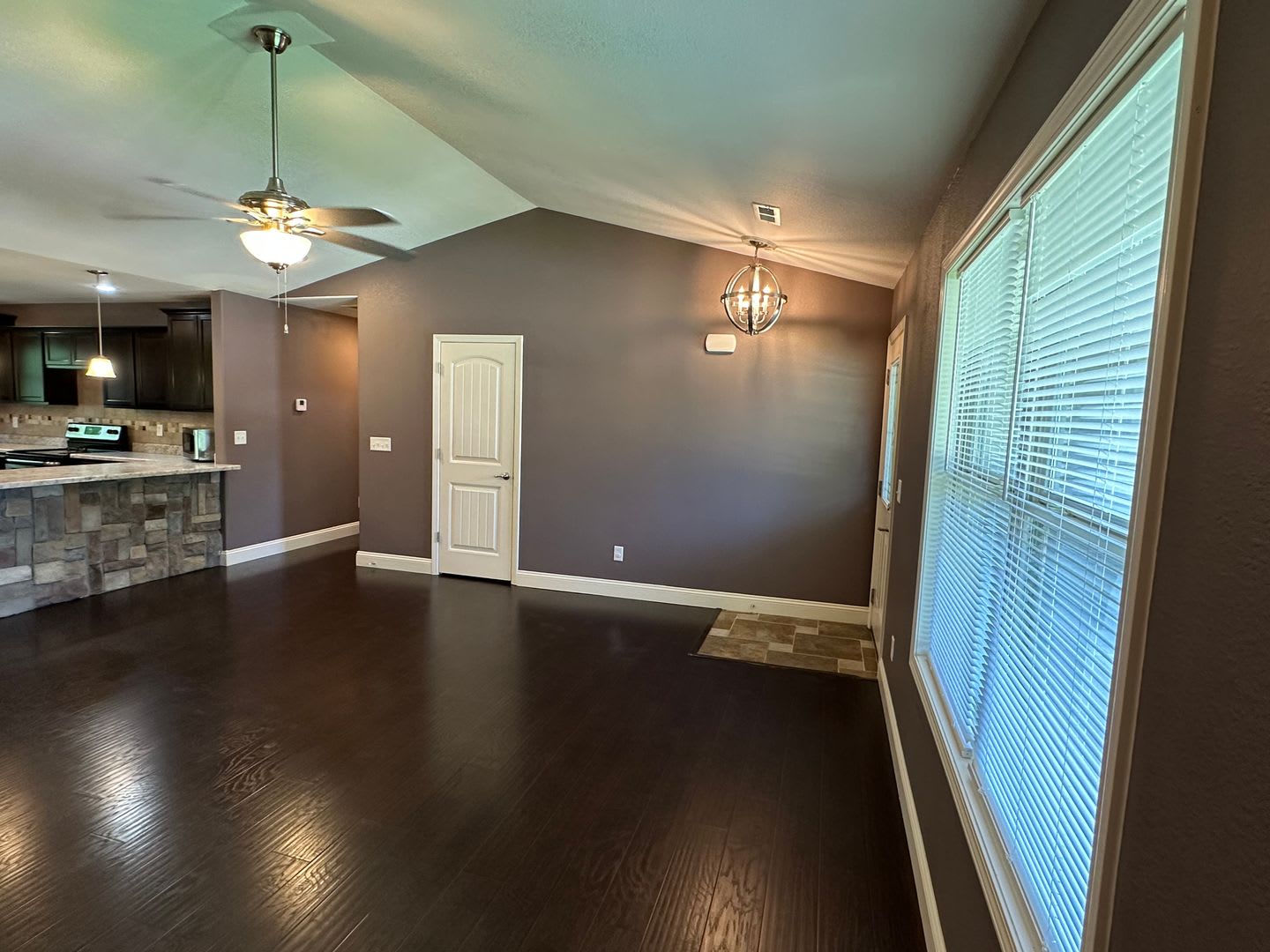 Well Maintained 3 Bed 2 Bath w/ Fence in Waynesville – photo 4
