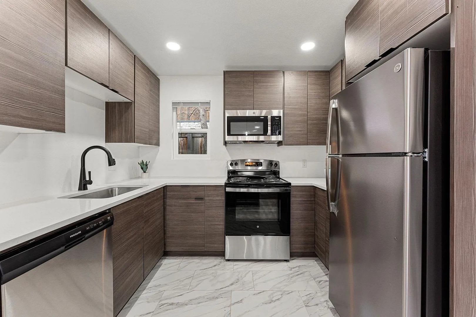 Fully Updated 2 Bedroom – photo 4