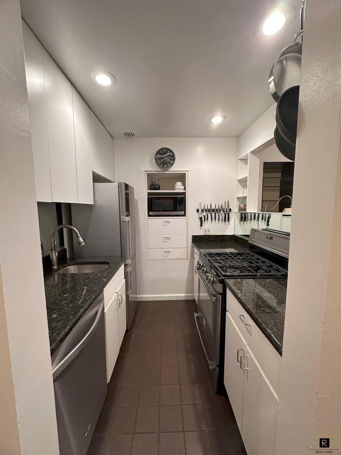 521 W 47th Street – photo 4