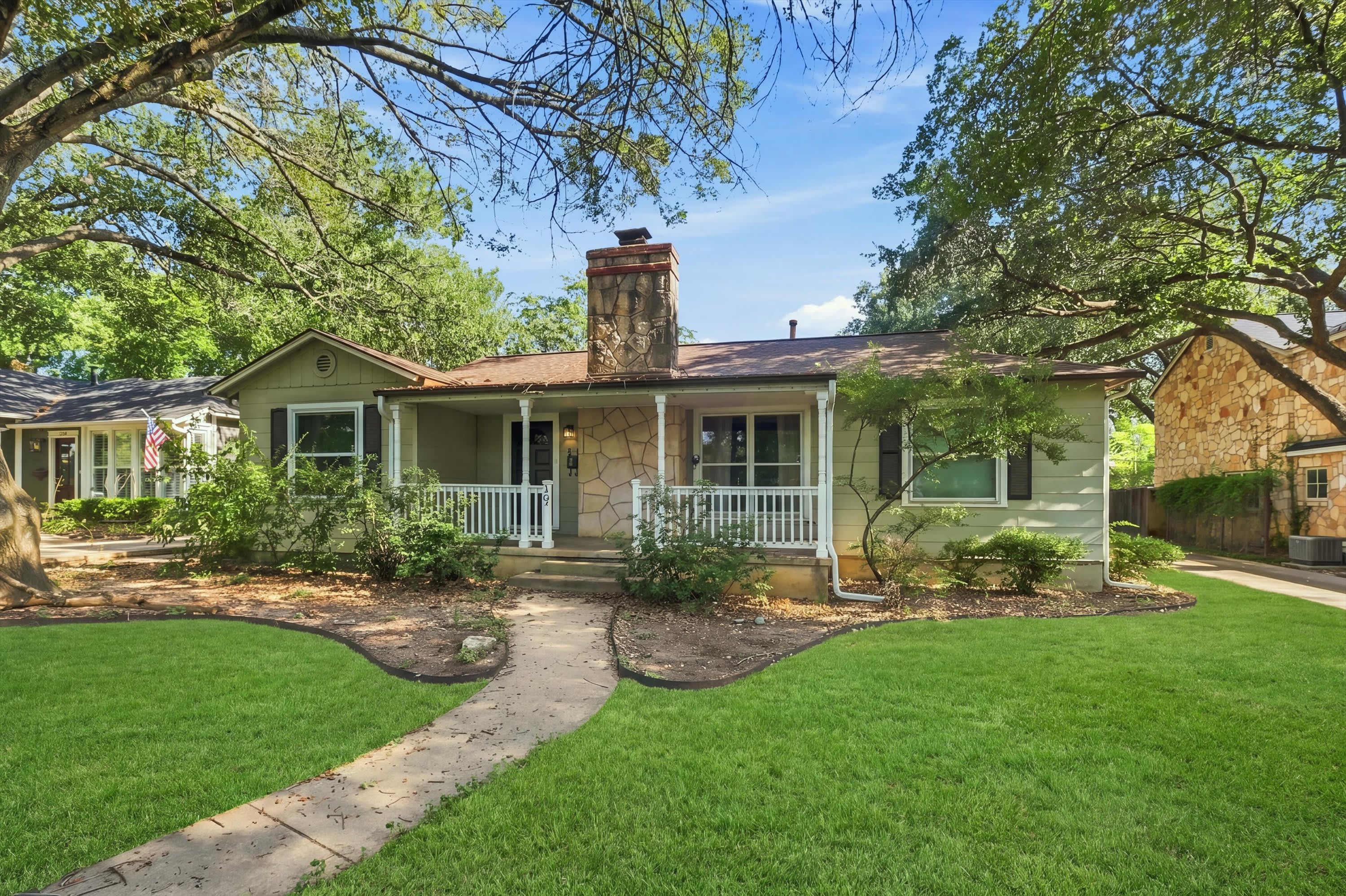 167 E Edgewood Pl – photo 2