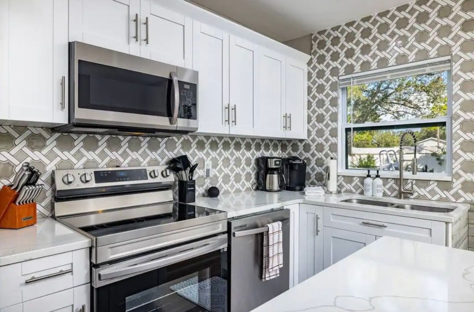 Beautiful Updated 3 Bedroom Largo Home with Fenced Yard – photo 2