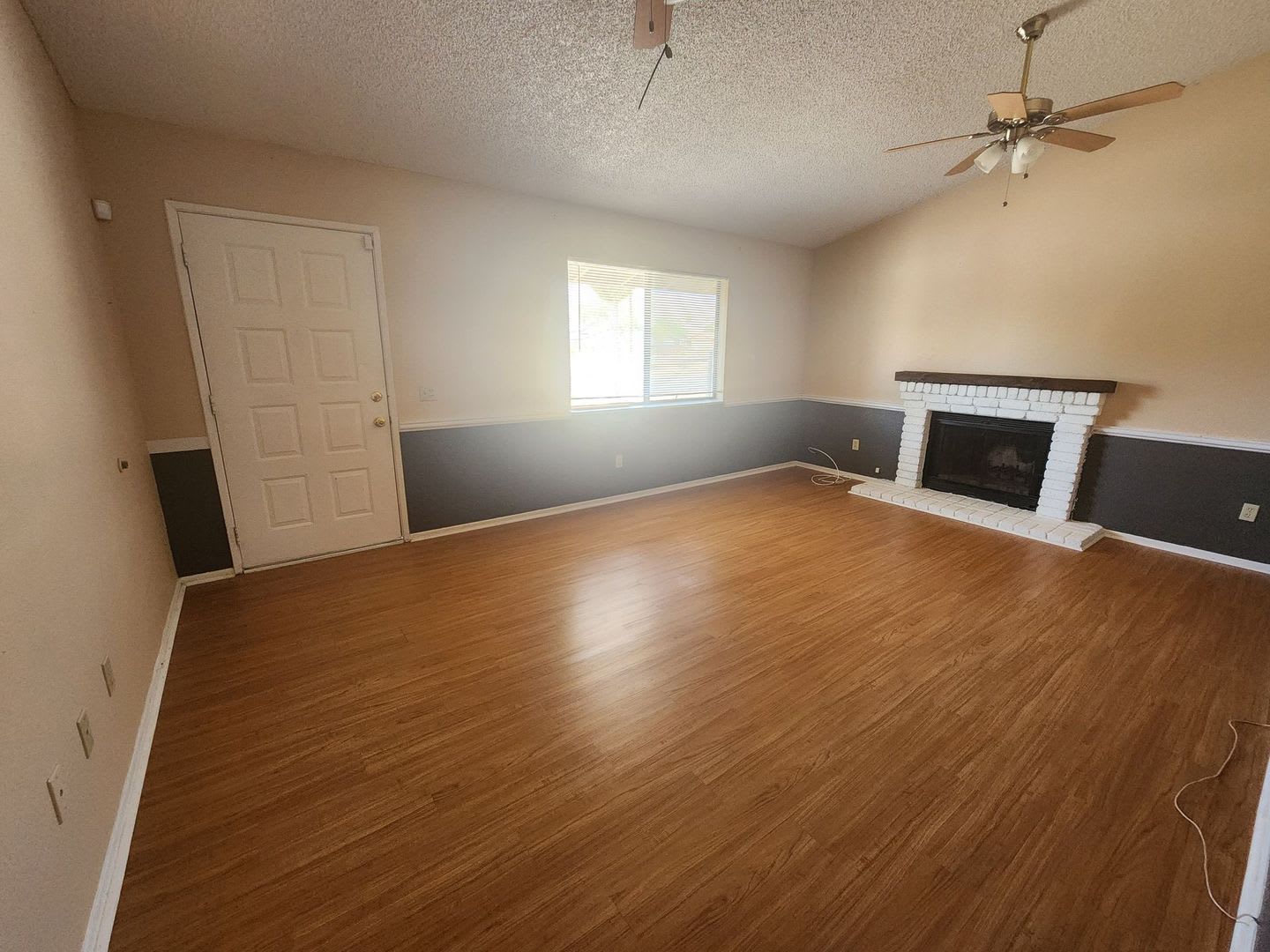 Corner Lot 2 Bedroom w/ 2 Car Garage – photo 4