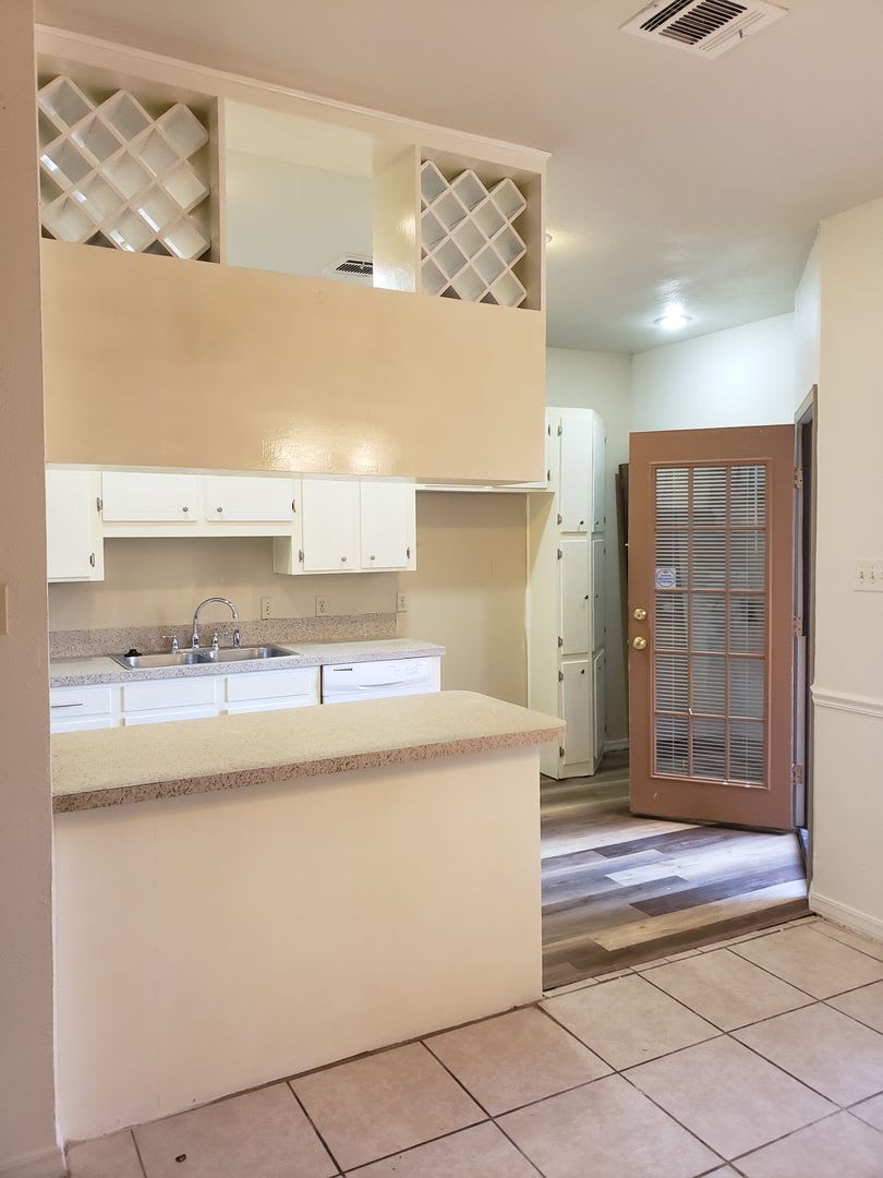 Remodeled 2 bedroom/1&1/2 bathroom in Eastwood on the Bayou – photo 3