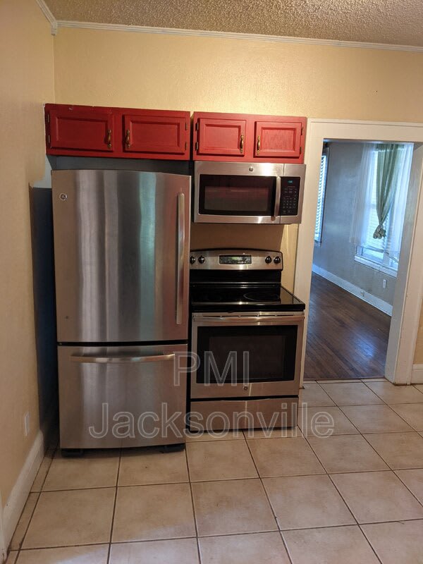 1211 Hollywood Ave – photo 2