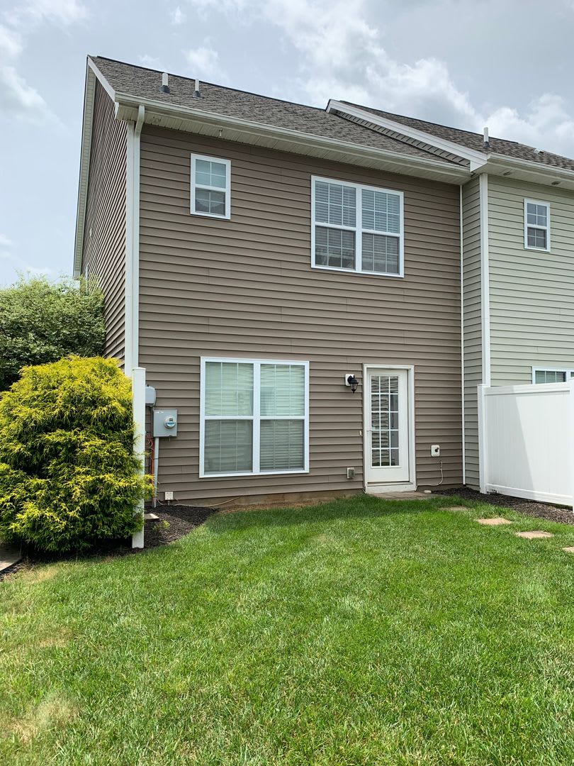 2 Bedroom, 2.5 Bath Townhouse with detached one-car garage – photo 4