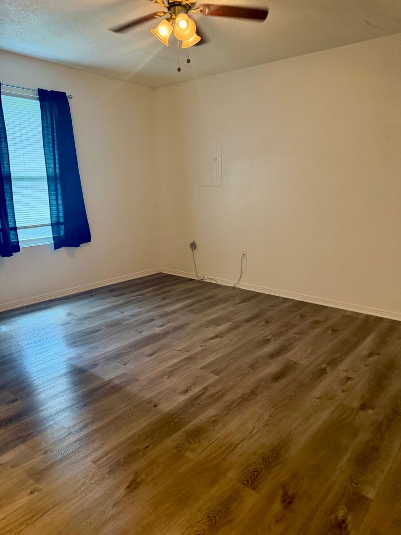 DEPOSIT SPECIAL!! 3 bedroom 2 bath LAWN CARE INCLUDED! – photo 3