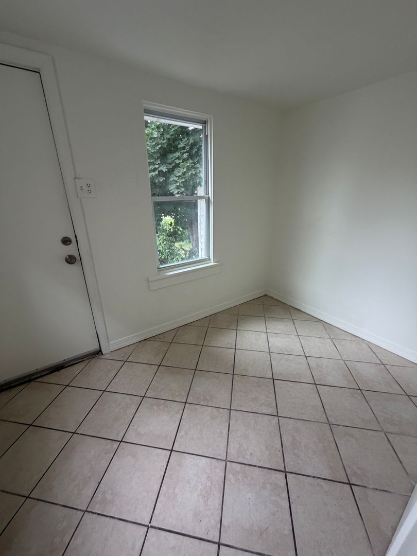 Renovated 4-Bedroom Home with Private Backyard – Section 8 Applicants Accepted – photo 4