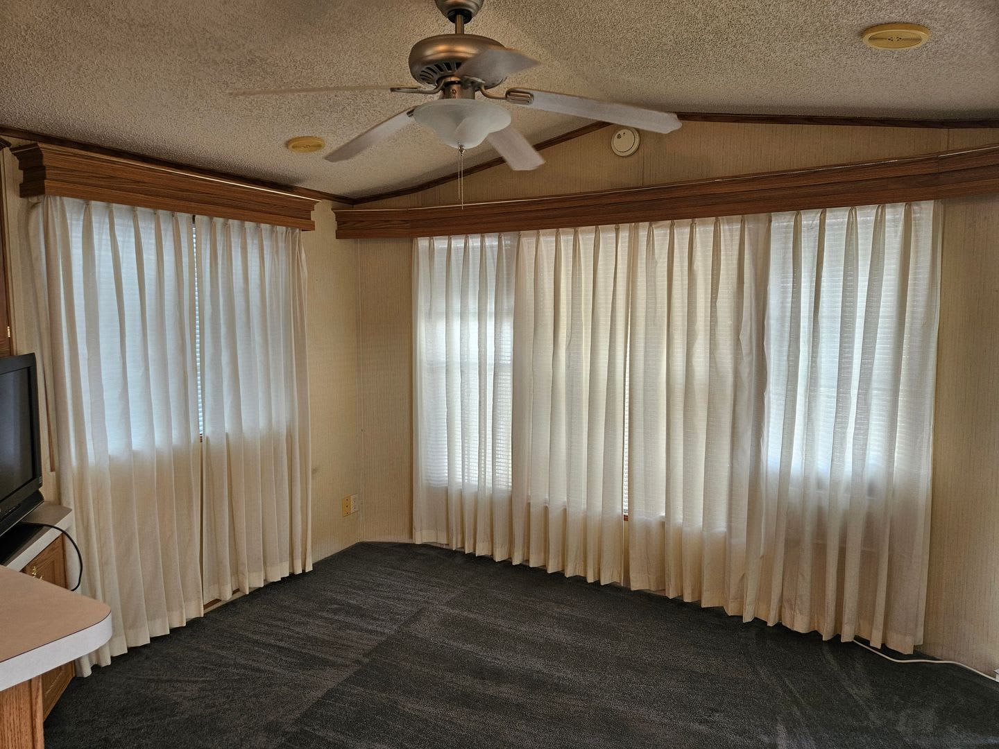 Cute Park Model for rent in a lively 55+ Park! – photo 5