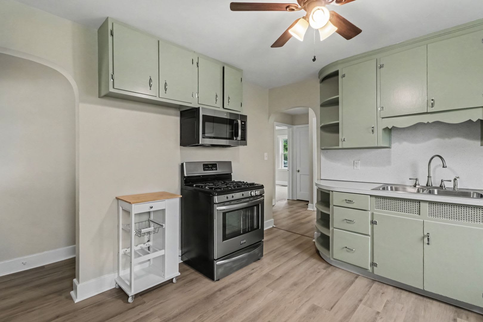 3 bedroom Brick Cape Cod in Carlisle – photo 4