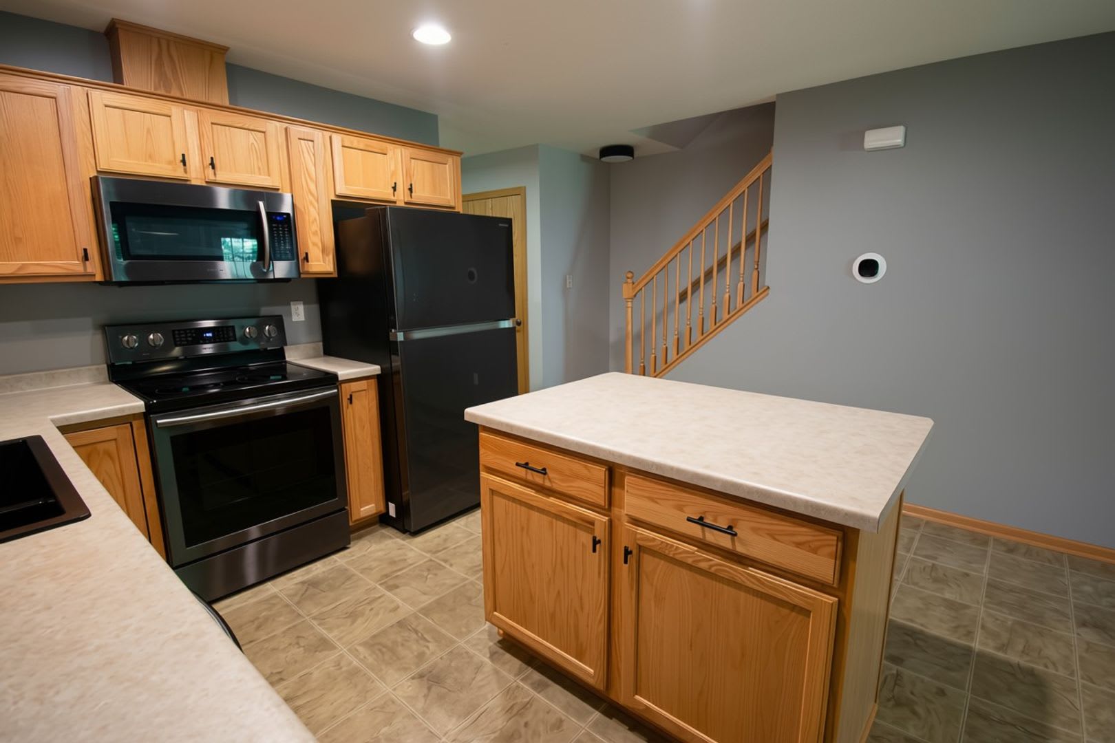 Spacious 3‑Bed Townhome with Modern Updates – photo 5