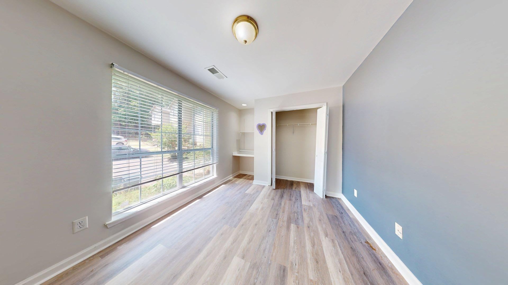 Spacious Auburn Duplex in Prime Location – photo 2