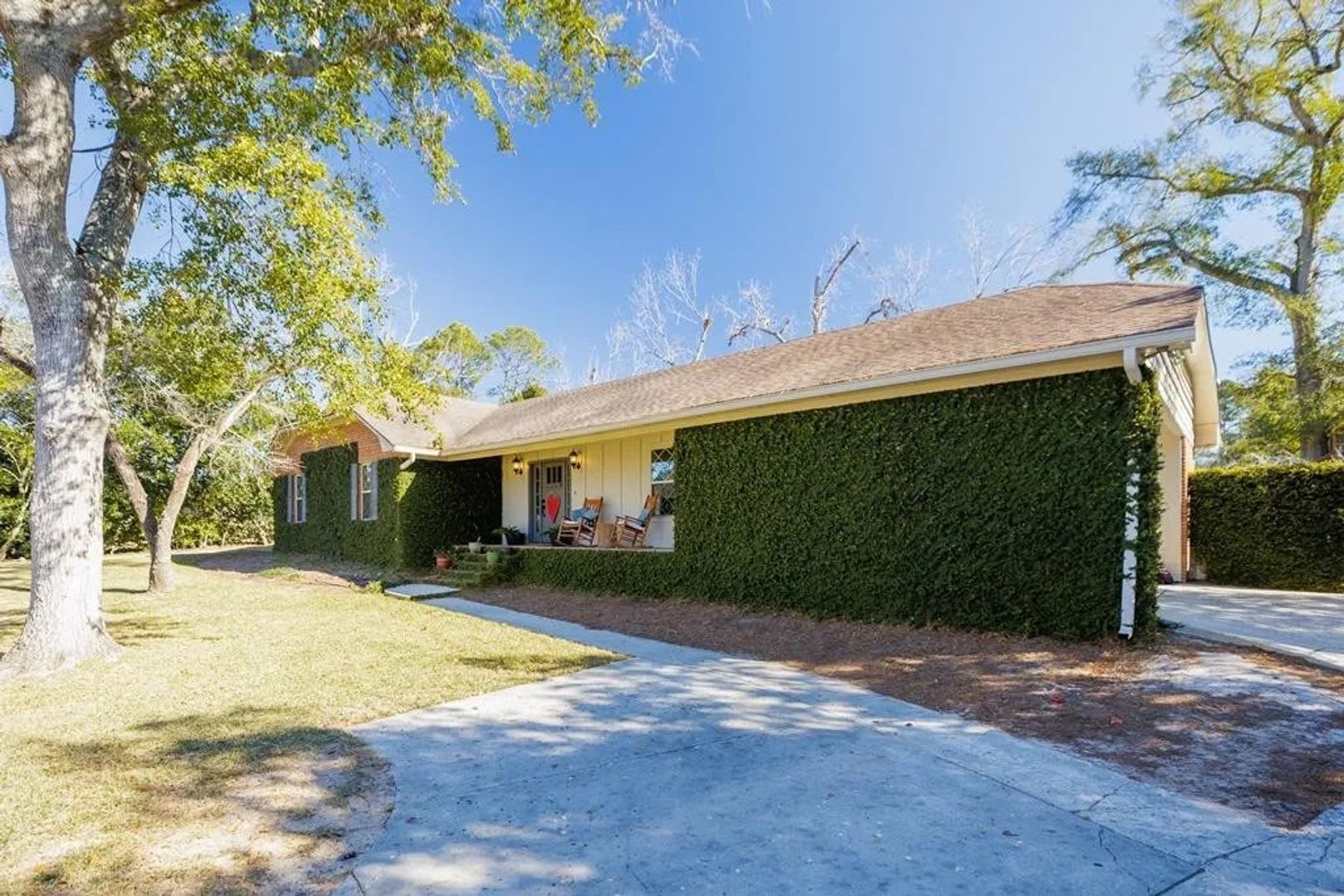 Stunning & Spacious 3-BR Home with Sunroom & Bonus Room in Valdosta! – photo 2