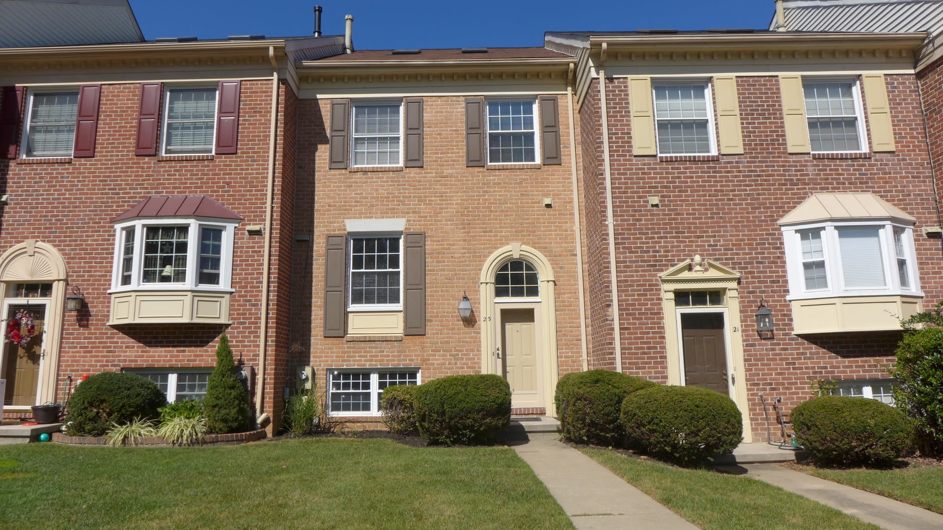 Spacious 4bd 3.5bth Brick-Front Townhome in The Lakes – photo 1