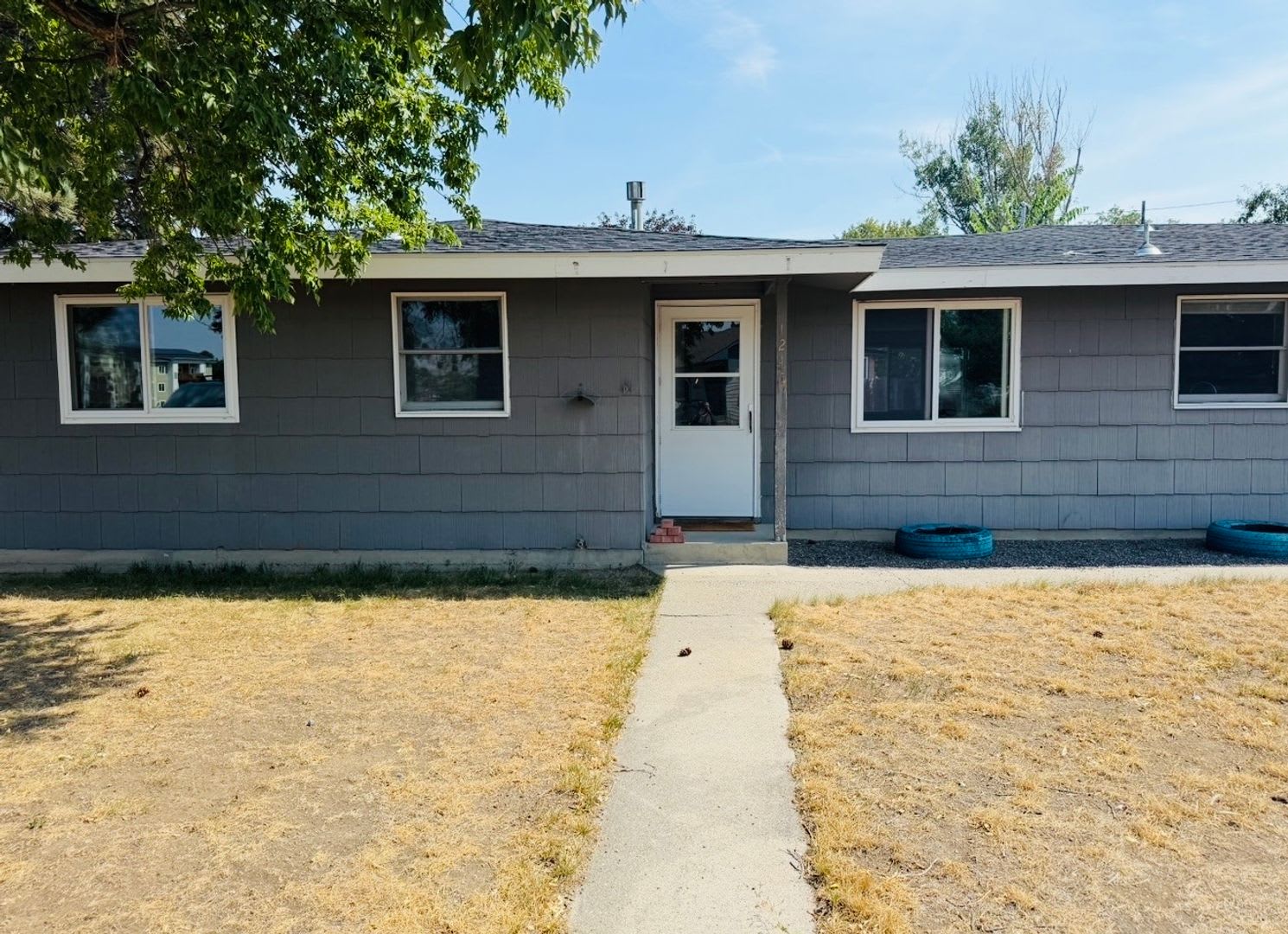 Secluded Heights 2 Bedroom with Fenced Backyard, Laundry and Off Street Parking – photo 4