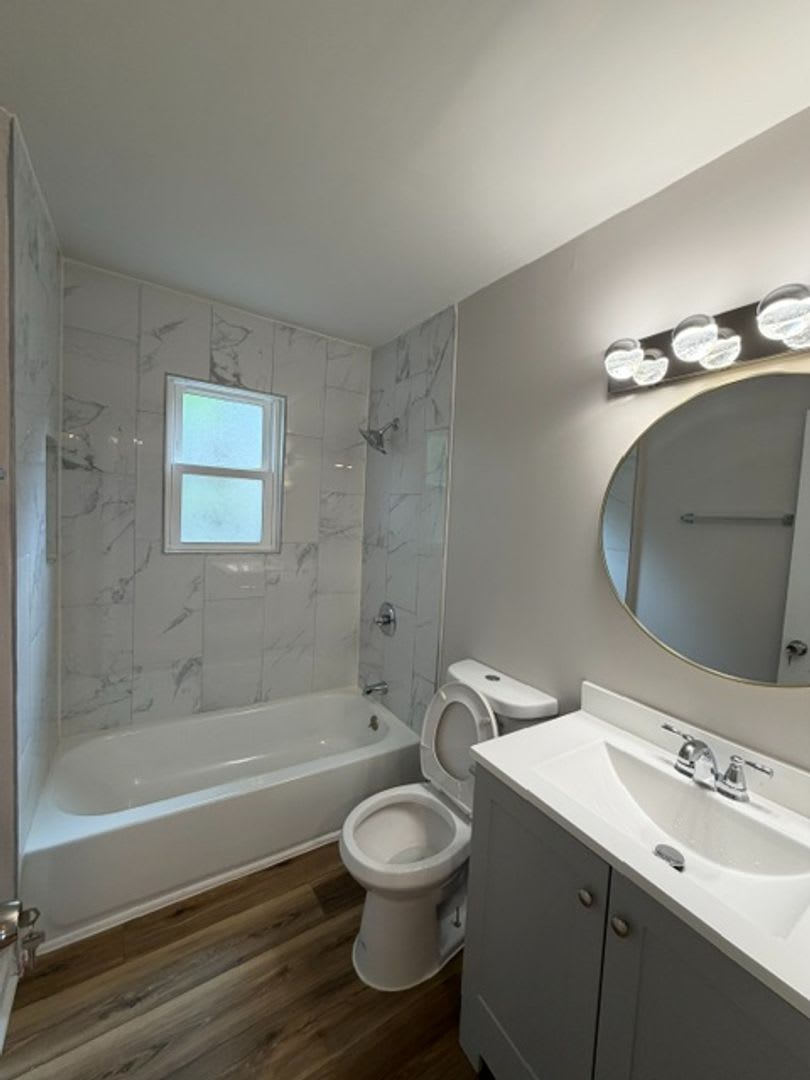 Room in 2 Bedroom Home in West End – photo 3