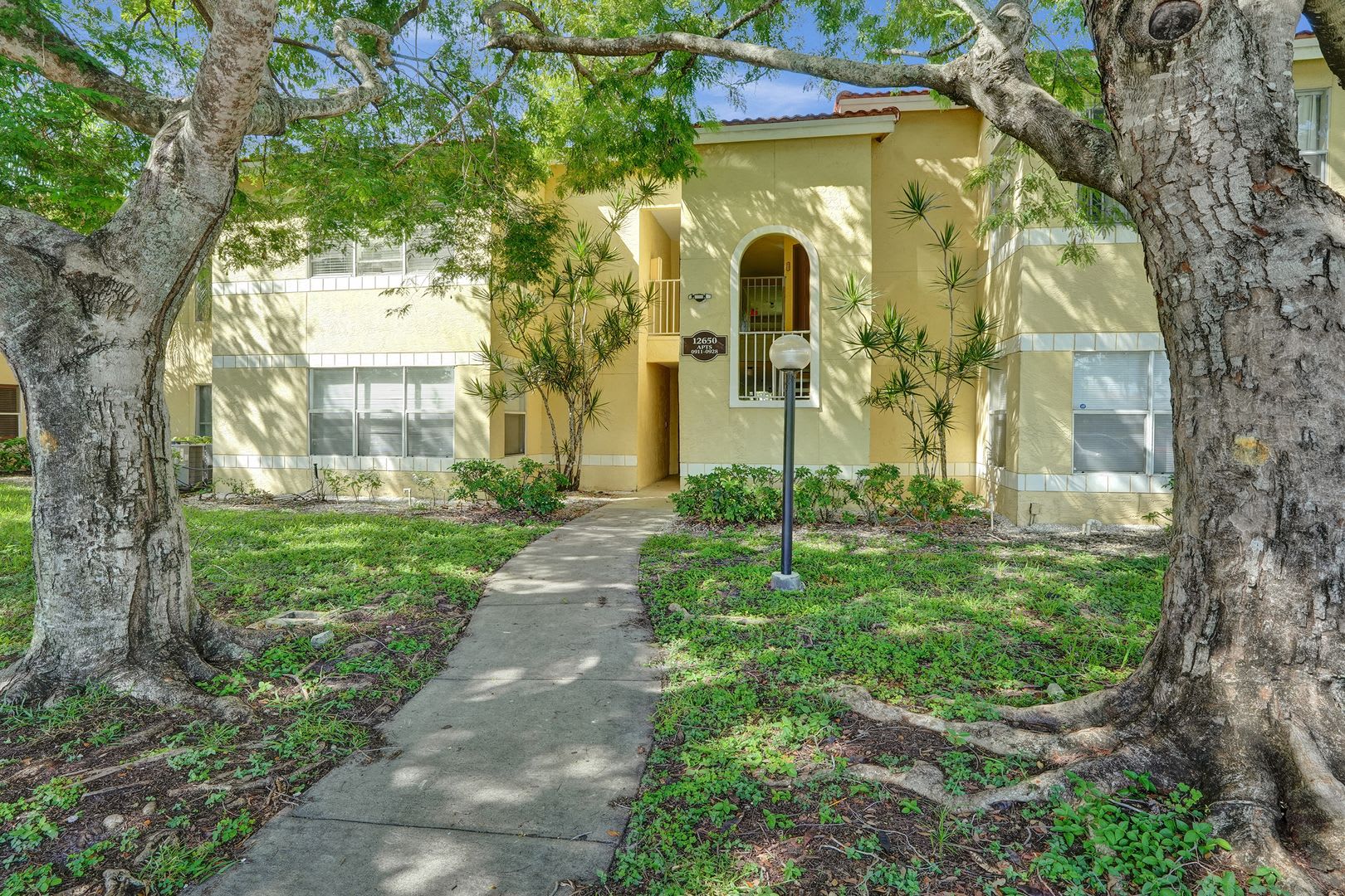 Fully Renovated Corner 2/1 Unit – photo 4