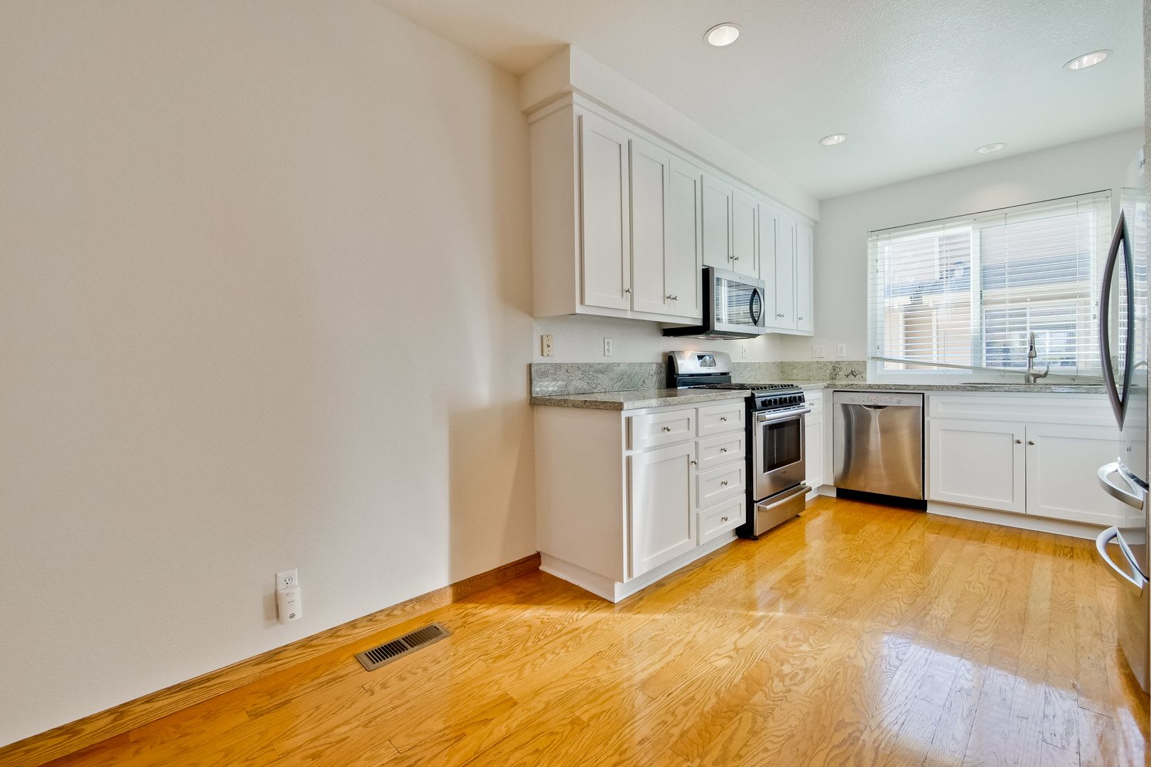 Large 3 Bed 3 Bath Townhouse – photo 2