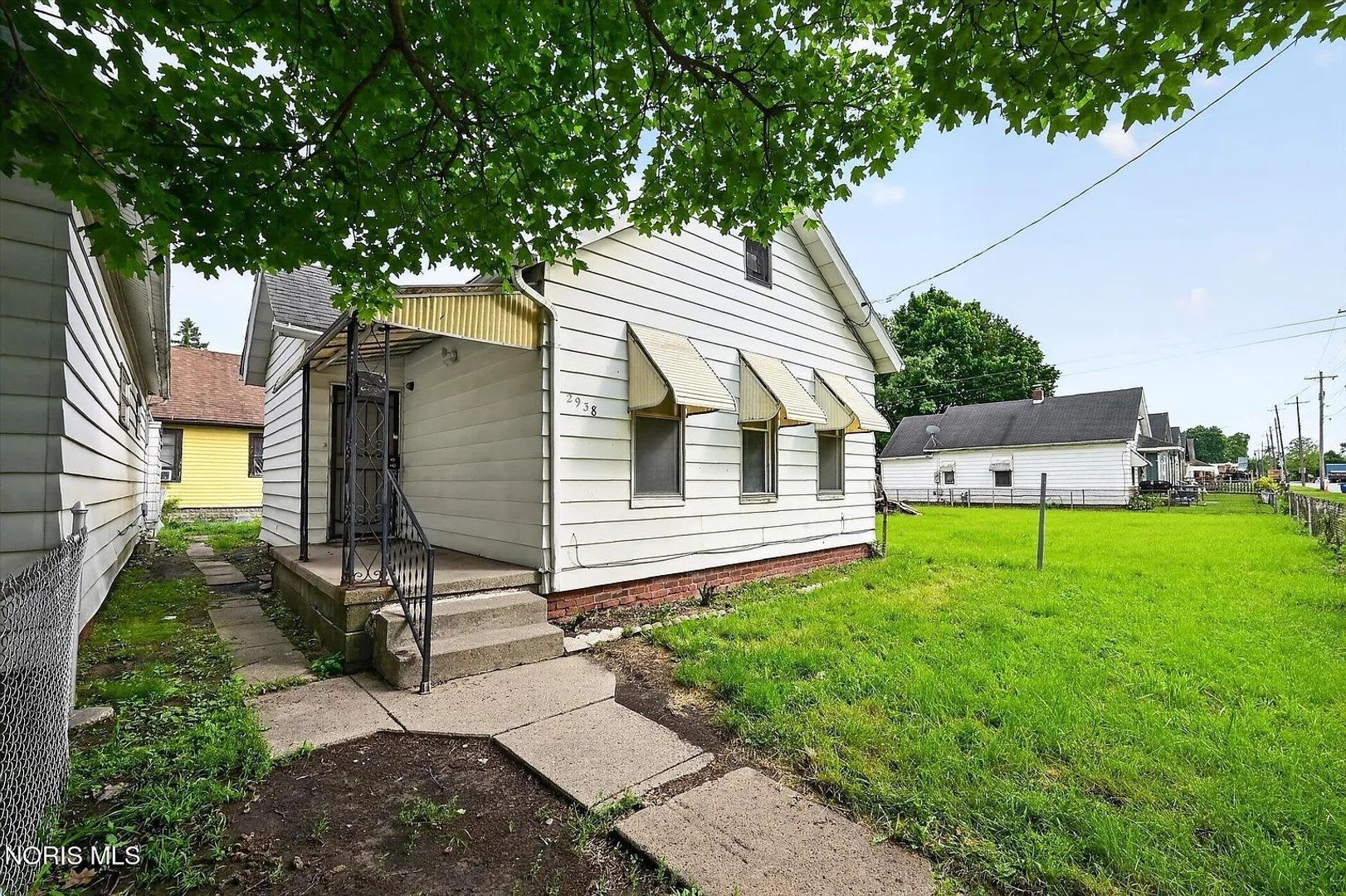 Spacious Toledo Home with Large Yard – photo 3