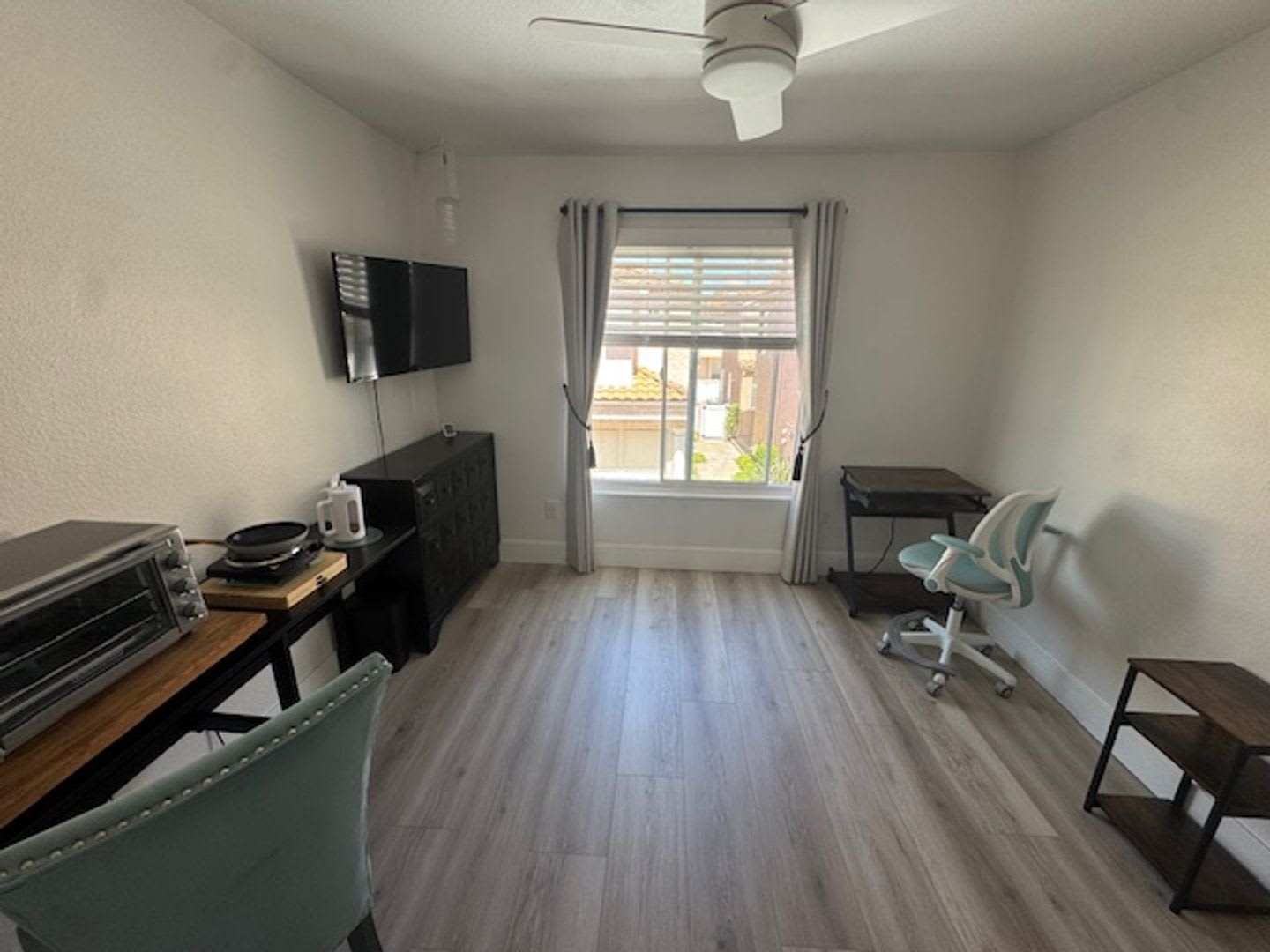 Furnished Bedroom rental with Bonus Kitchenette and office room – photo 4