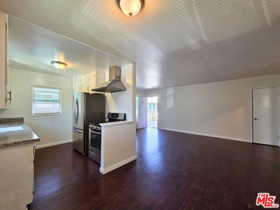 7621 Hampton Ave – photo 4