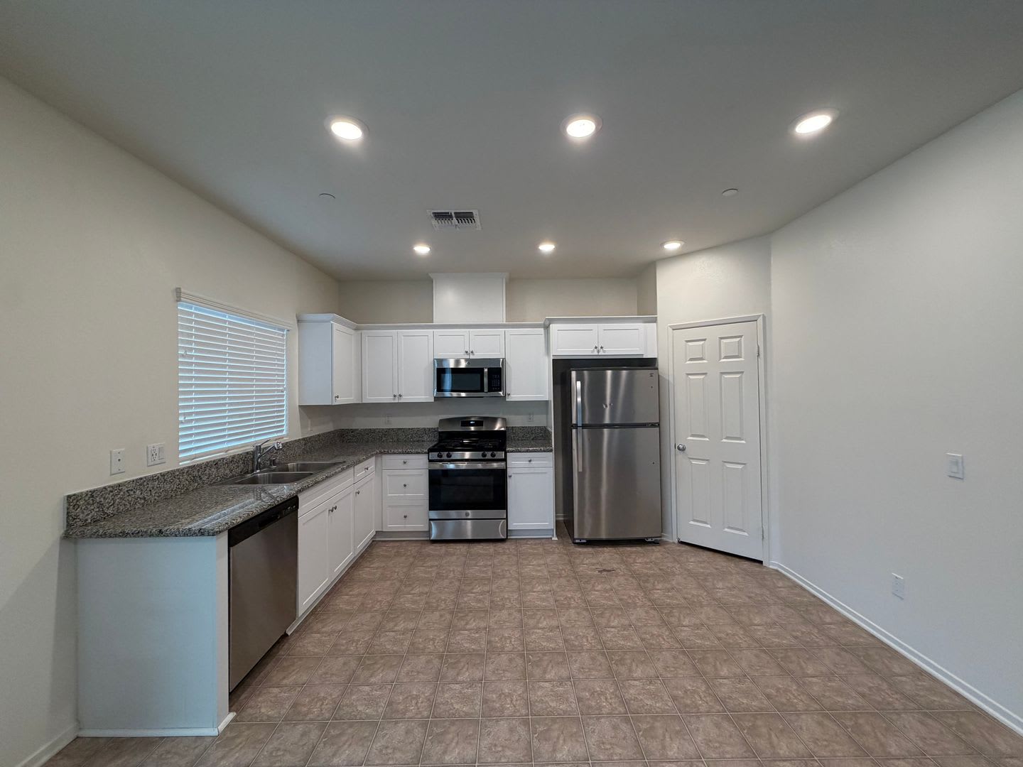 Beautiful home in City of the Hills – photo 2