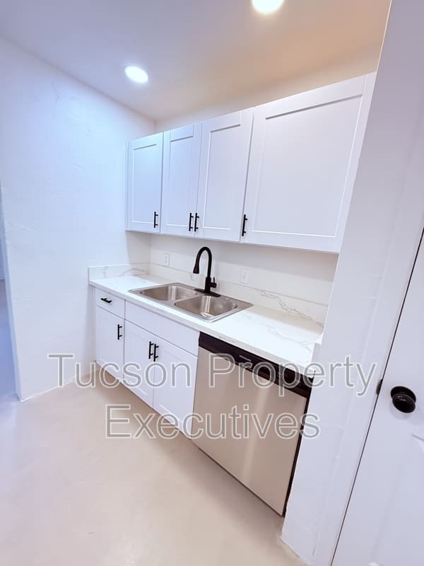 810 N Alvernon Way – photo 4
