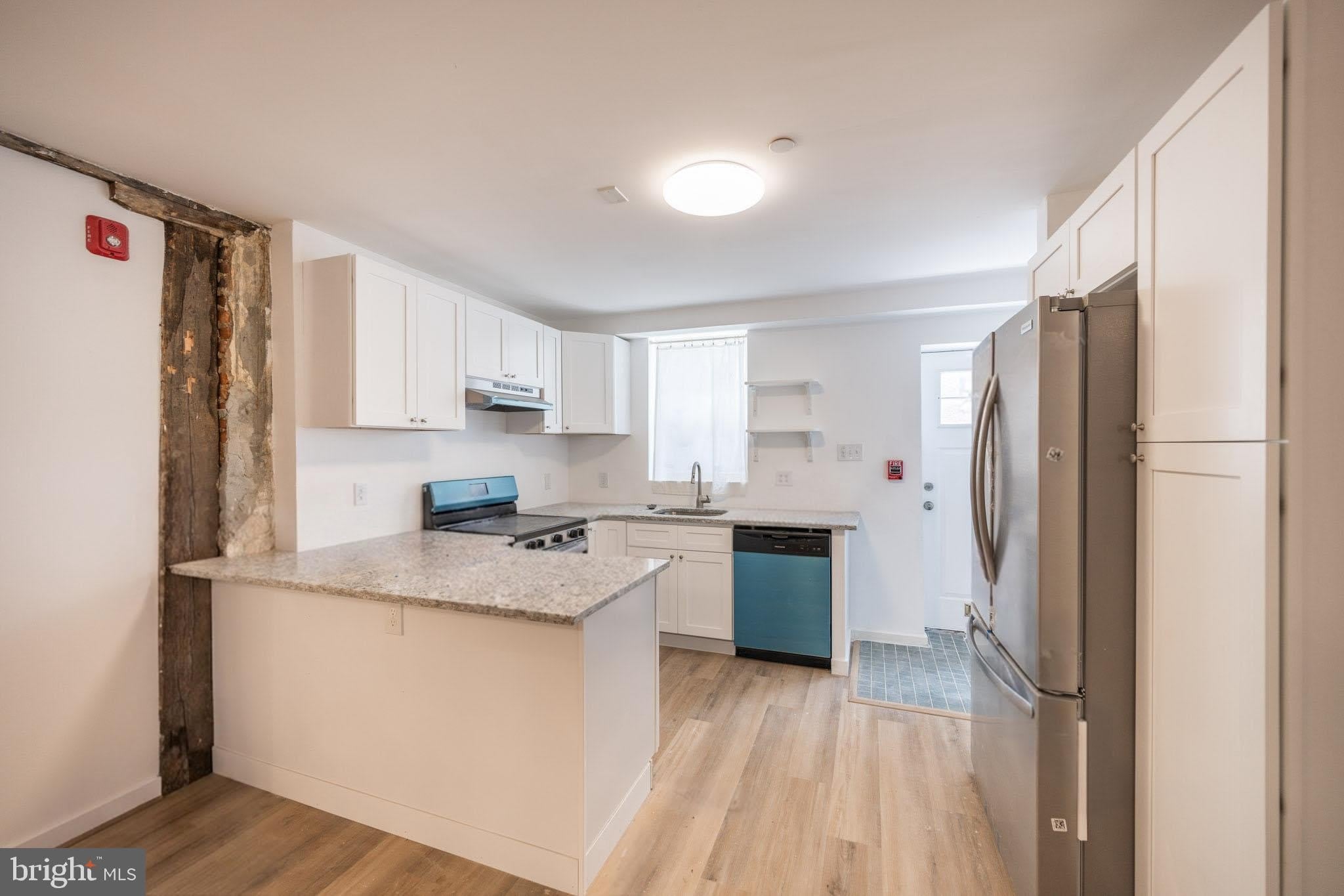 711 W THOMPSON Street – photo 2