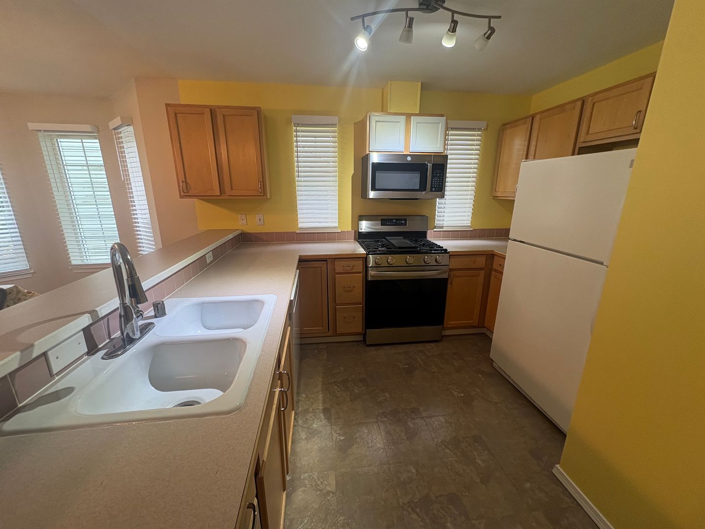 Bright Spacious Townhome With Stylish Upgrades In Pinehurst Roosevelt – photo 4