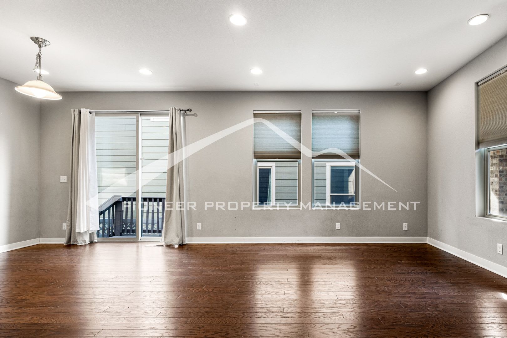 Lovely Townhome with Central AC and Washer/Dryer! – photo 3
