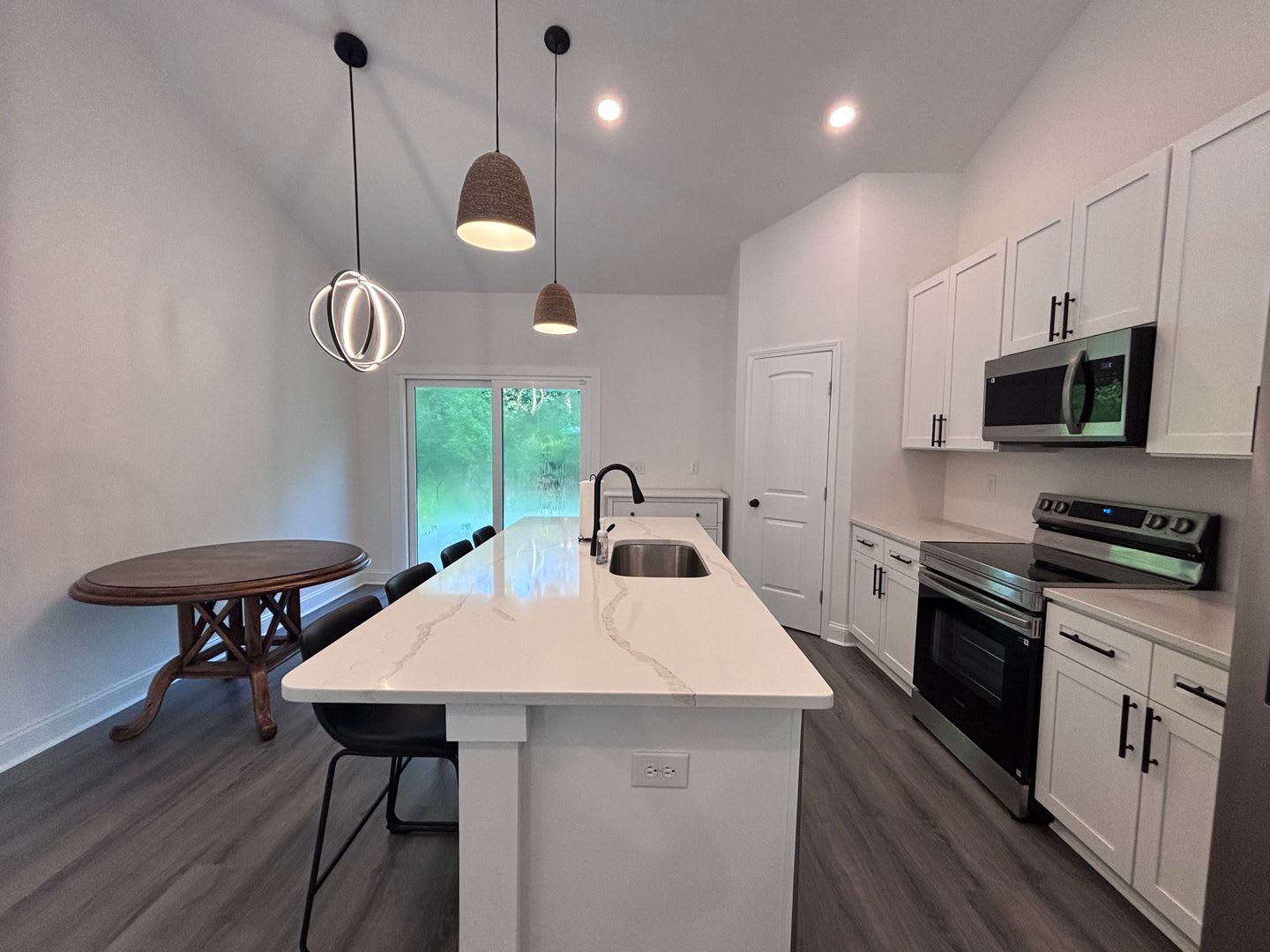 Like New Home! Three-Bedroom, Two Bath, Furnished home Is Now Available in Castlewood! – photo 5