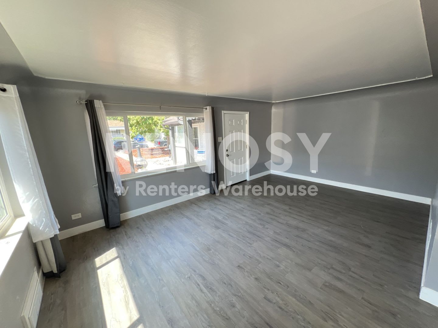 Charming 2 Bedroom 1 bathroom Available Now! – photo 1