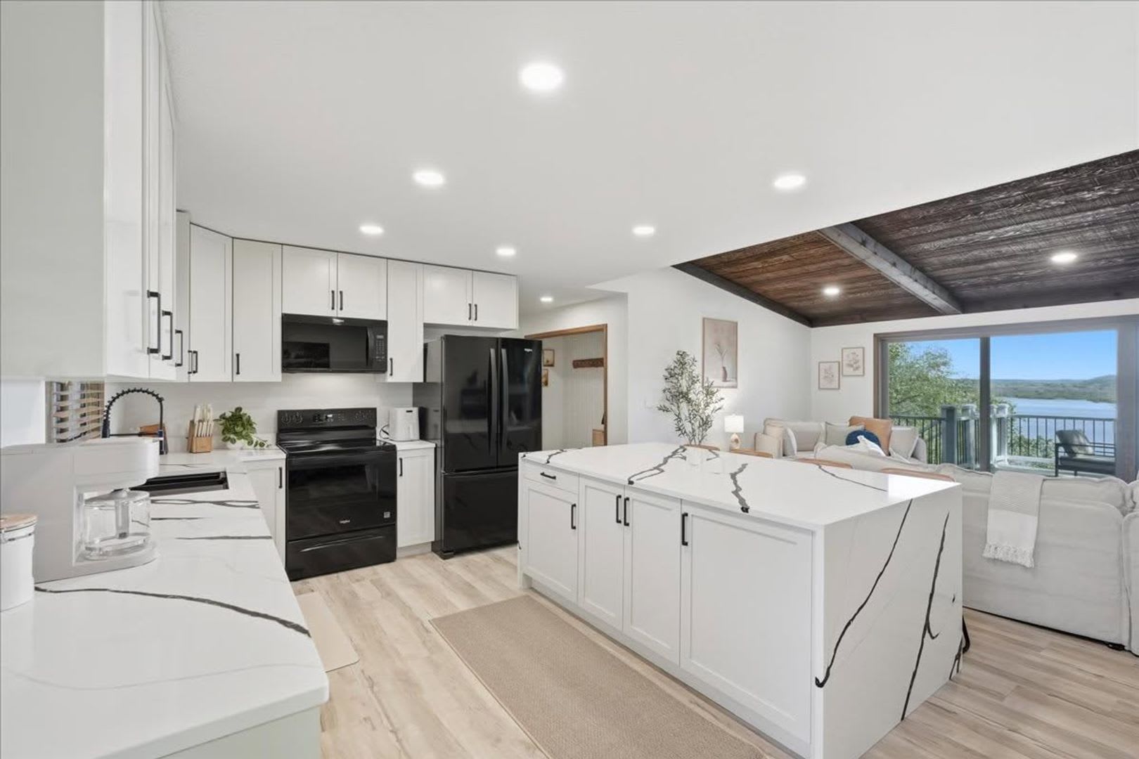 Luxury Lakefront House – photo 2