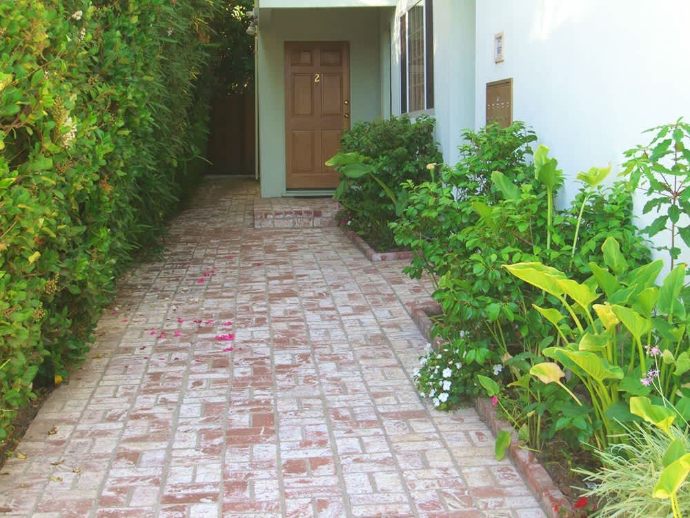 11669 Mayfield Avenue – photo 1