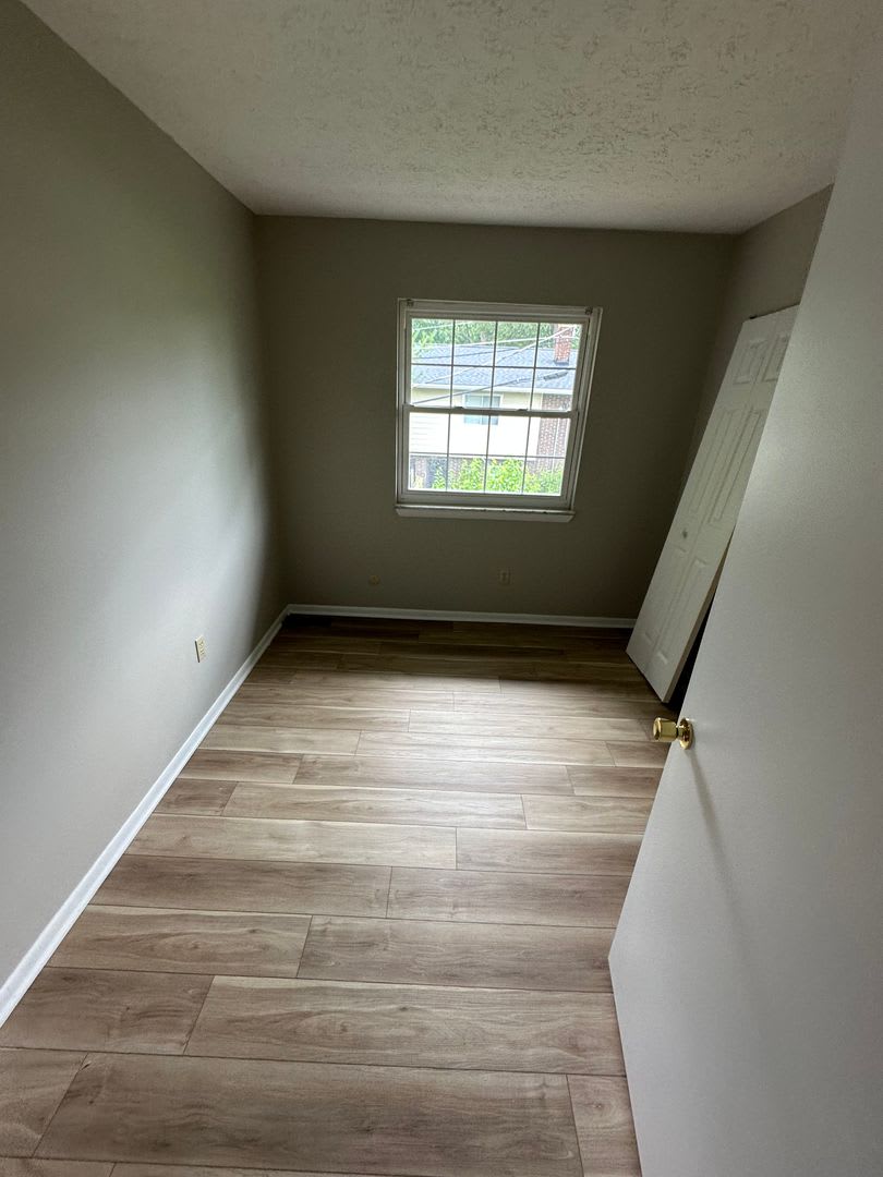 Updated 3 Bed 1.5 Bath Townhome with basement. – photo 5
