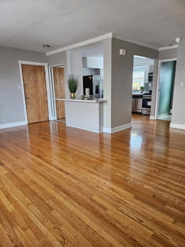 7526 N RIDGE Boulevard – photo 2
