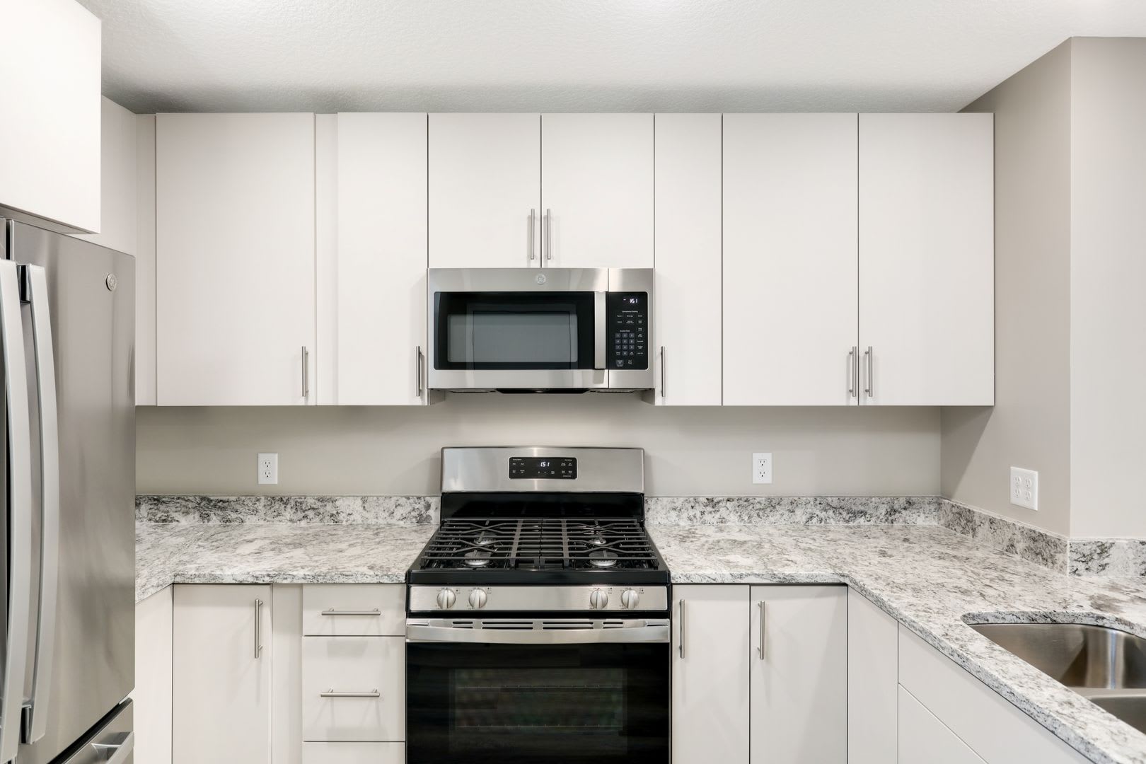 like new, 3bd 3ba townhome available 9.01 – photo 3