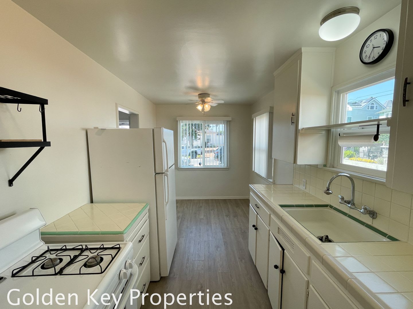1BR/1BA Home with detached 2 Car Garage! Minutes from the beach! – photo 2