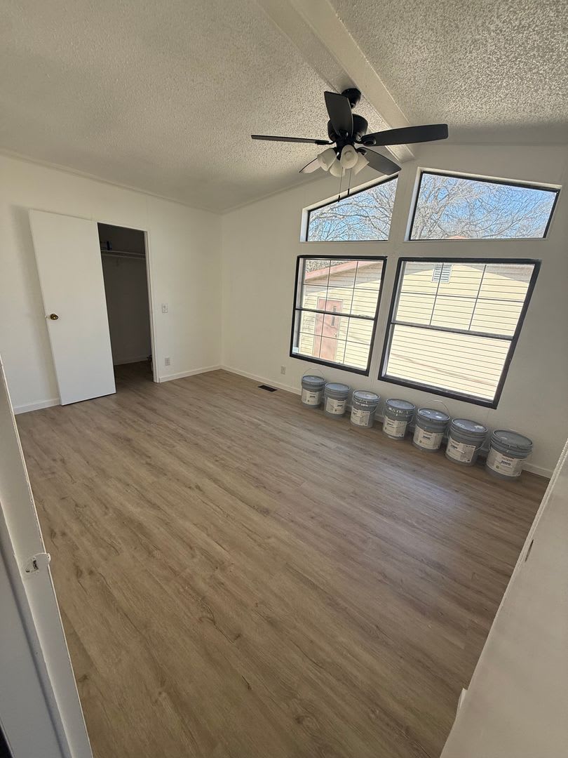 MOVE IN SPECIAL $800 OFF 1ST FULL MONTHS RENT!!! Gated area 3/2 Granbury – photo 2