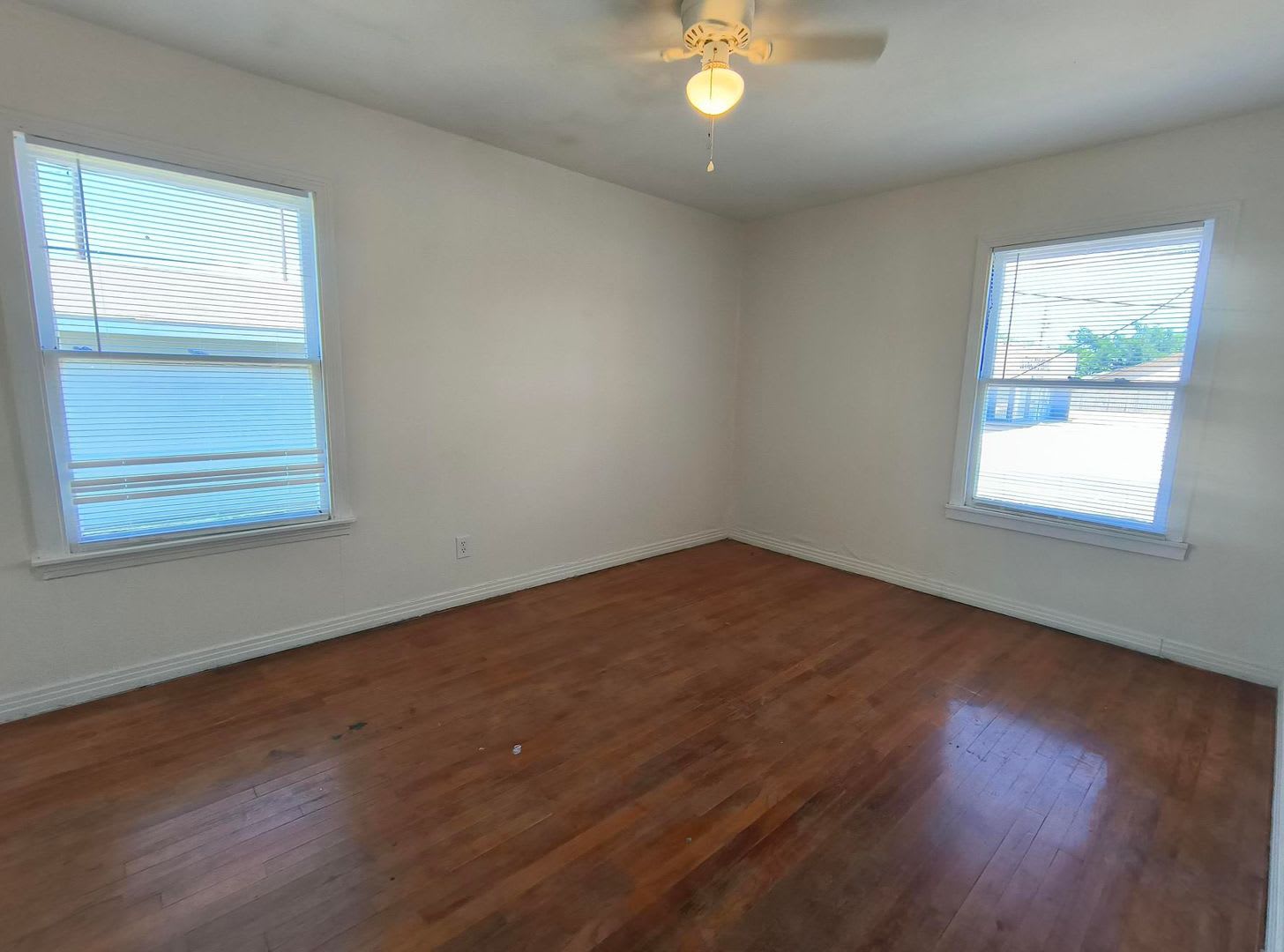 Remodeled 3-bedroom 1 bath home with large fenced in back yard! – photo 4